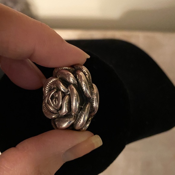 Jewelry - Sterling silver flower pendant